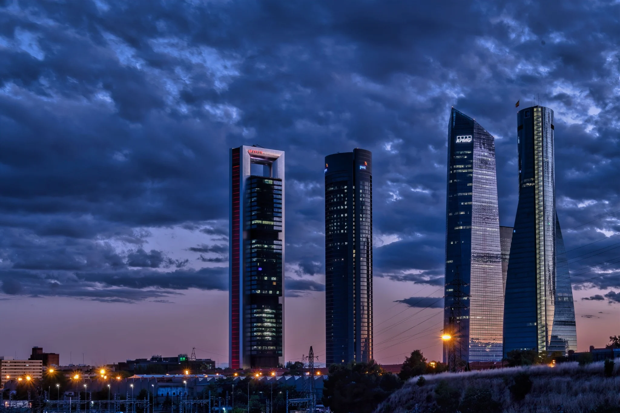 Arquitectura corporativa contemporánea al anochecer